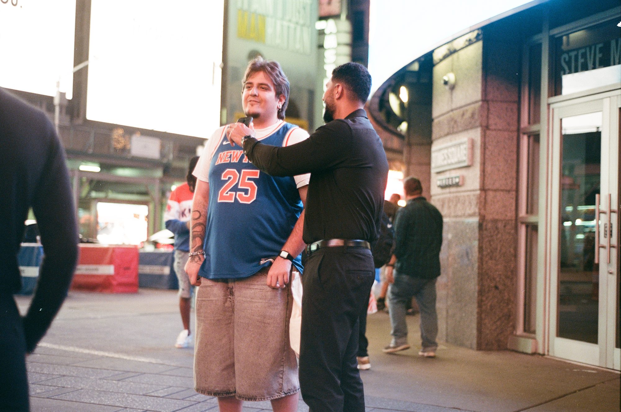 A fan in a number 25 Knicks jersey posing for a photo